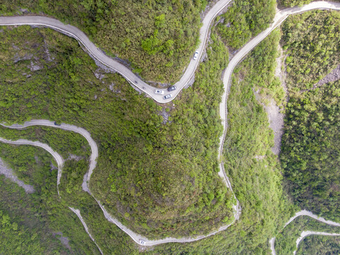 蜿蜒险峻盘山公路