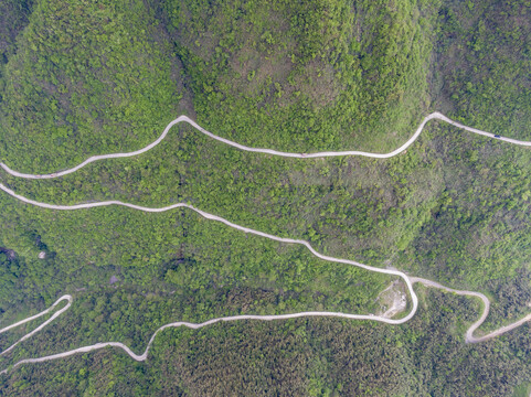 蜿蜒险峻盘山公路