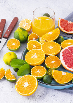 堆在一起的柑橘类水果切片