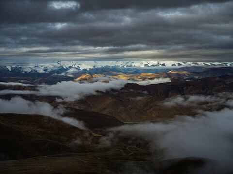 日出云层间的喜马拉雅山脉