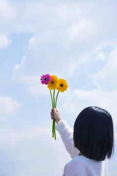 女性手拿鲜花送花