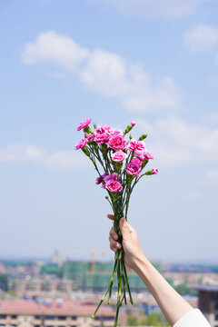 女性手拿鲜花送花