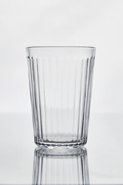白色背景下的透明玻璃杯