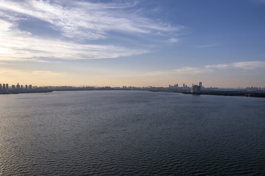 日落湖泊城市建筑天际线