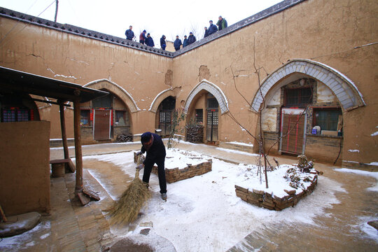 雪天的庙上村地坑院