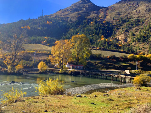 山地小湖泊农家美景