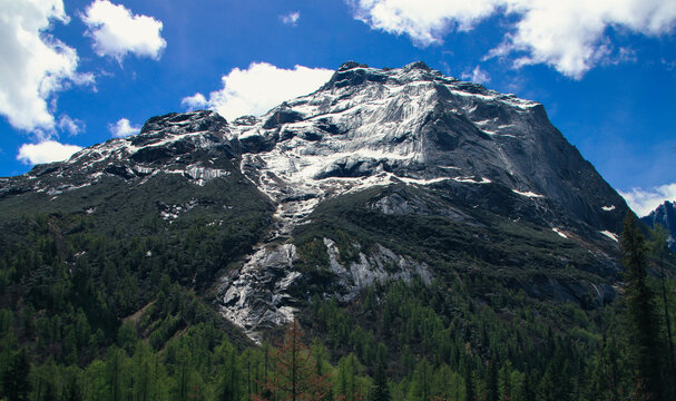 中国川西高原四姑娘山雪山