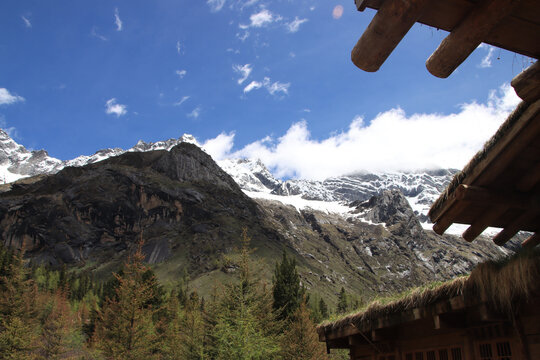 中国川西高原四姑娘山雪山