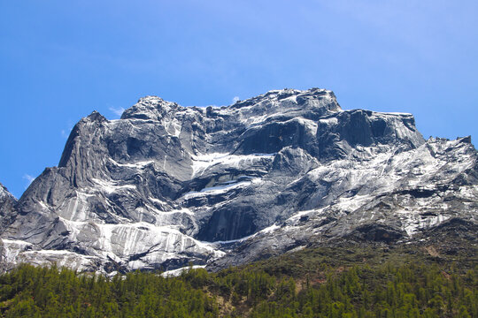 中国川西高原四姑娘山雪山