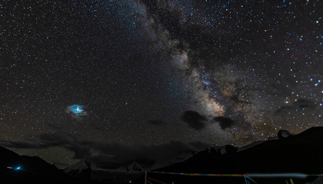 银河照耀下的萨普神山