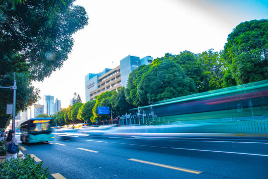 车水马龙的城市