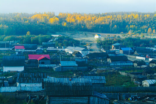 秋季森林白桦林山村