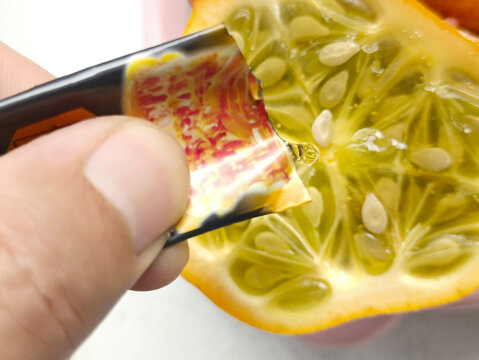 蘸蜂蜜火参果