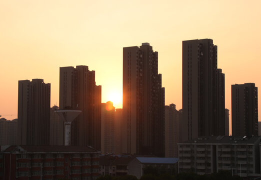 夕阳下的城市建筑