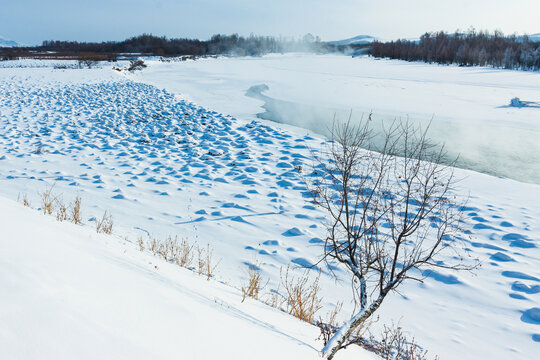 严冬冰雪河流