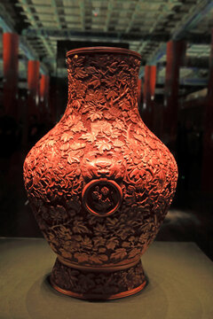 红色浮雕花瓶