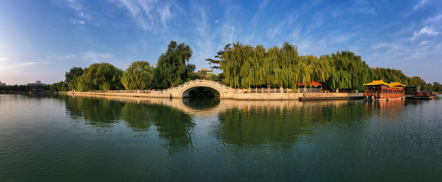 大明湖烟波桥宽幅全景图