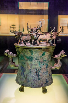 上海博物馆西汉八牛贮贝器