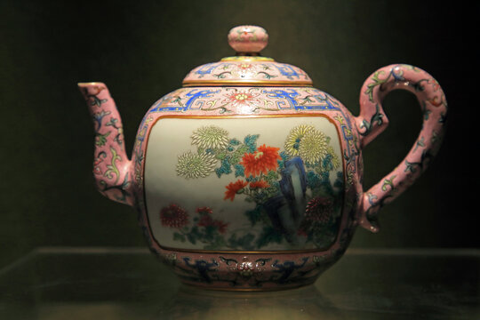 花卉纹茶壶