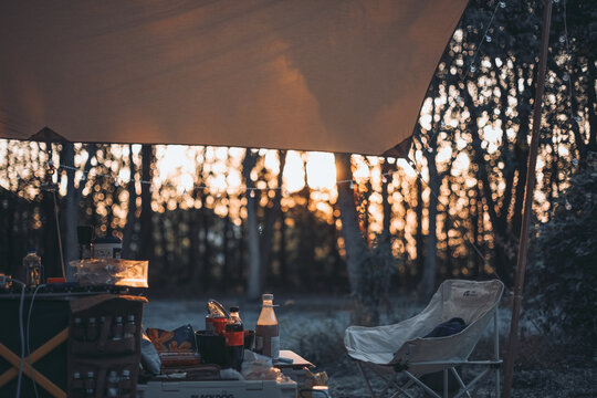 夕阳下的露营场景