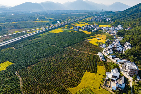 高速公路沿线村庄风景秀美如画