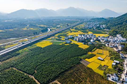 高速公路沿线村庄金秋景色如画