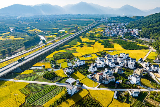 高速公路沿线村庄风景秀美如画