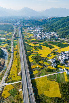 高速公路沿线村庄金秋景色如画