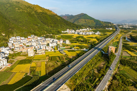 高速公路沿线村庄金秋景色如画