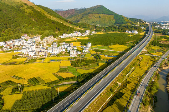 高速公路沿线村庄金秋景色如画