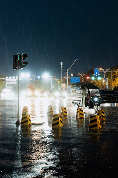 雨中十字路口