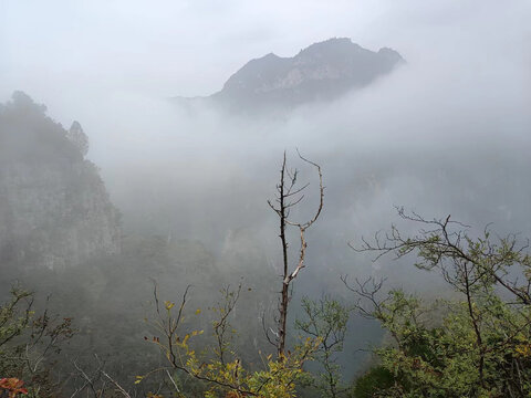 云雾中的山峰