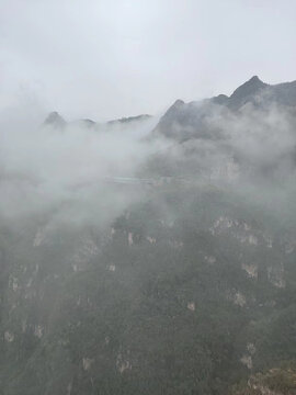 云雾缭绕的山峰