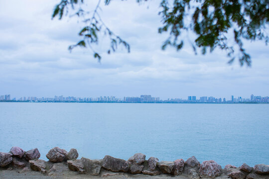 湖景湖水云彩天空石头水边风景