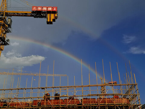 建筑工地上的彩虹