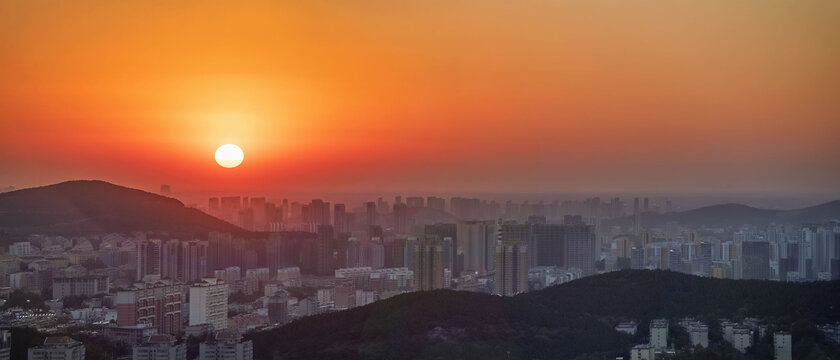 宽幅城市日落图片