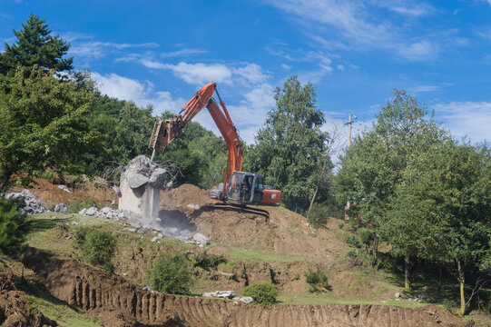 拆除违规建筑