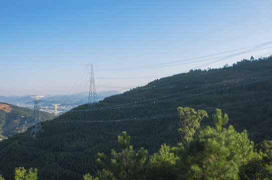 深山高峰铁塔电线