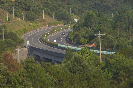 高速公路拐弯处