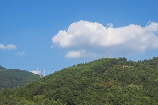 蓝天白云青山森林