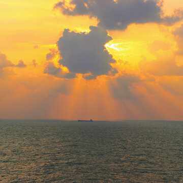 海边最美夕阳丁达尔效应