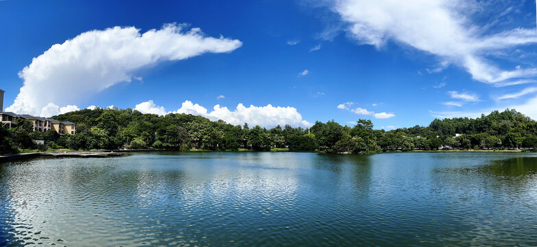 碧水蓝天宁静的湖面