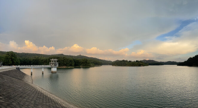 平静的湖水