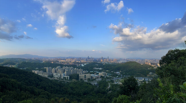 三面环山一面环水宜居城市