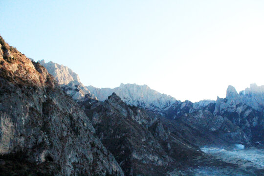 石头山日出