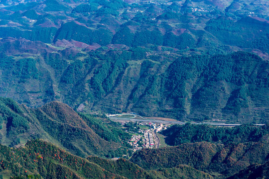 崇山峻岭