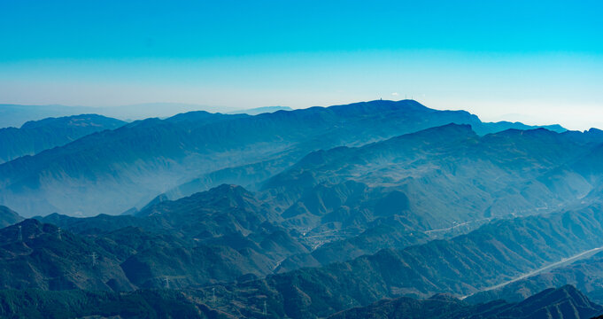 崇山峻岭