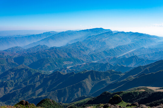 崇山峻岭