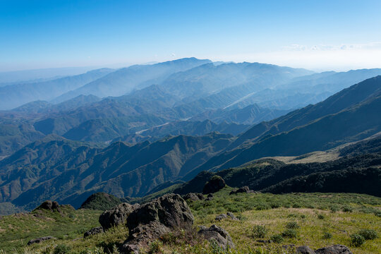 崇山峻岭