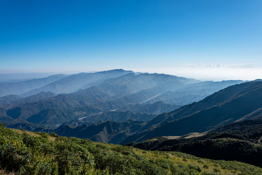 崇山峻岭